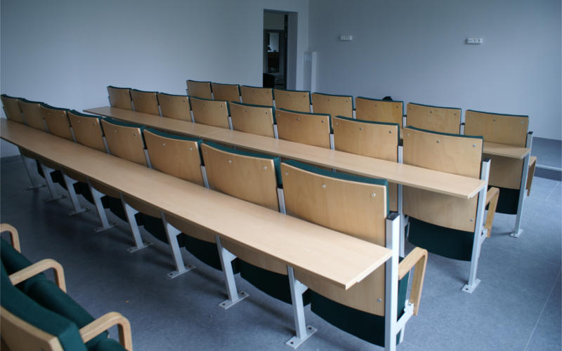 Õppeklassi lauad ja toolid